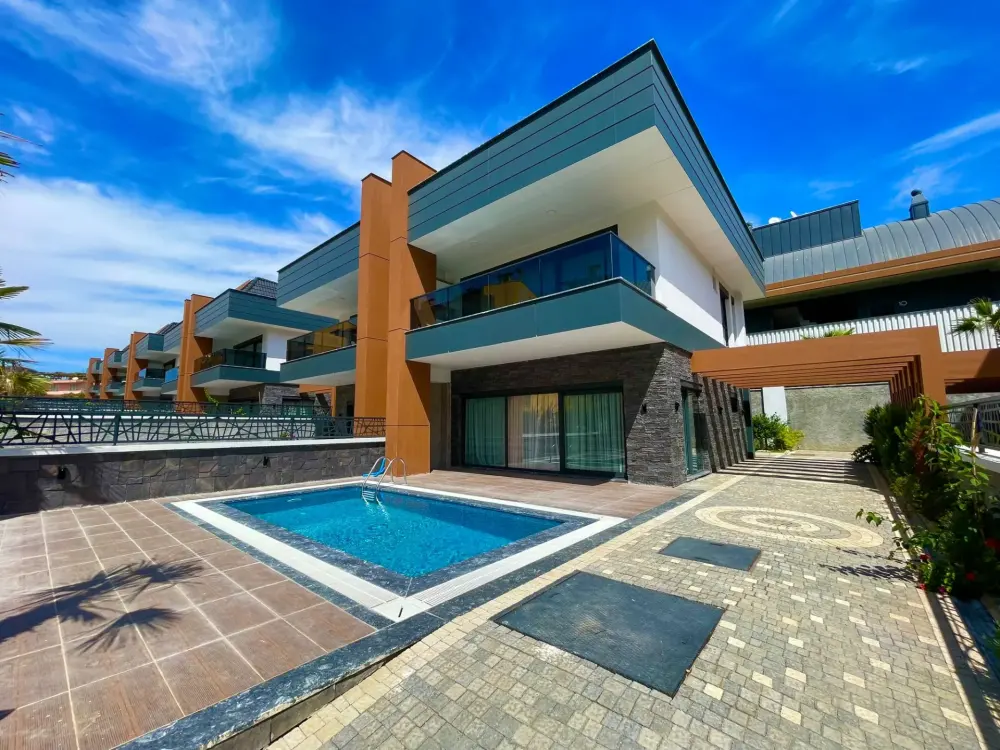 Özel Havuzlu ve Otoparklı Modern Villa